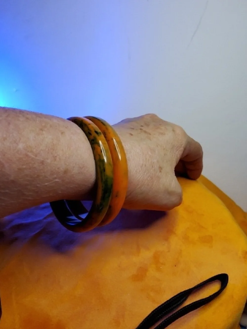 Vintage Bakelite Butterscotch And Green Swril Bangles. - Picture 8 of 8
